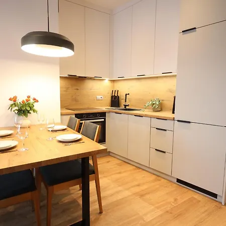 Lew Invest Obok Rynku Glownego, Parking W Cenie